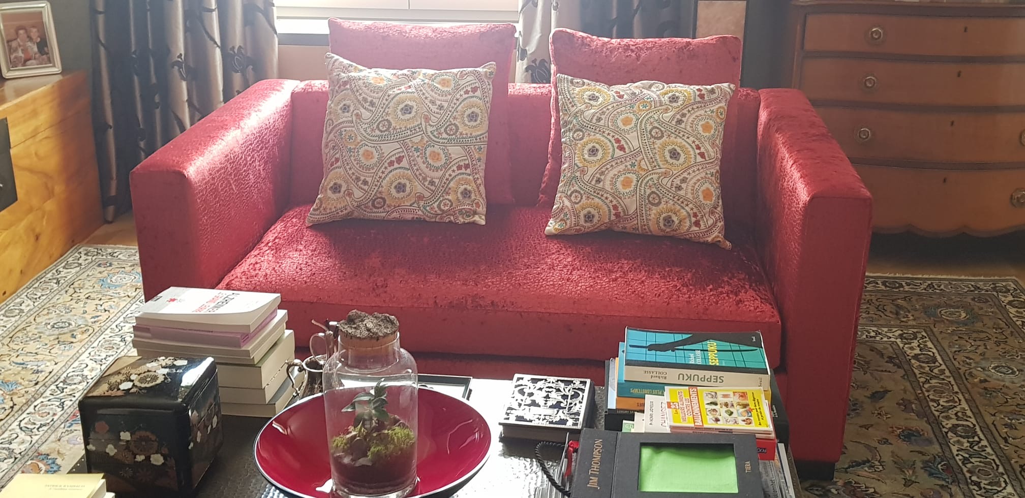 Canapé en velours rouge bordeaux retapissé, salon cosy - Rhô Déco Genève