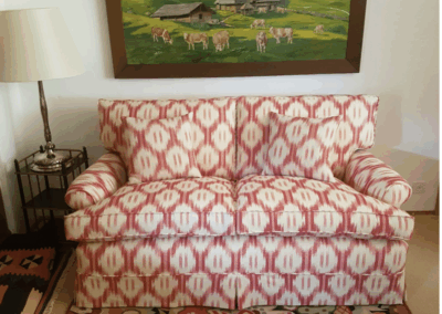 Retapissage de canapés en tissu ikat rose – Rénovation décorative Rho Deco