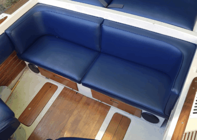 Gros plan sur les coussins de bateau retapissés en simili cuir marine waterproof avec coutures renforcées.