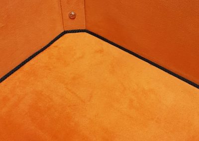 Détail des rivets et des finitions en cuir d’une malle restaurée.