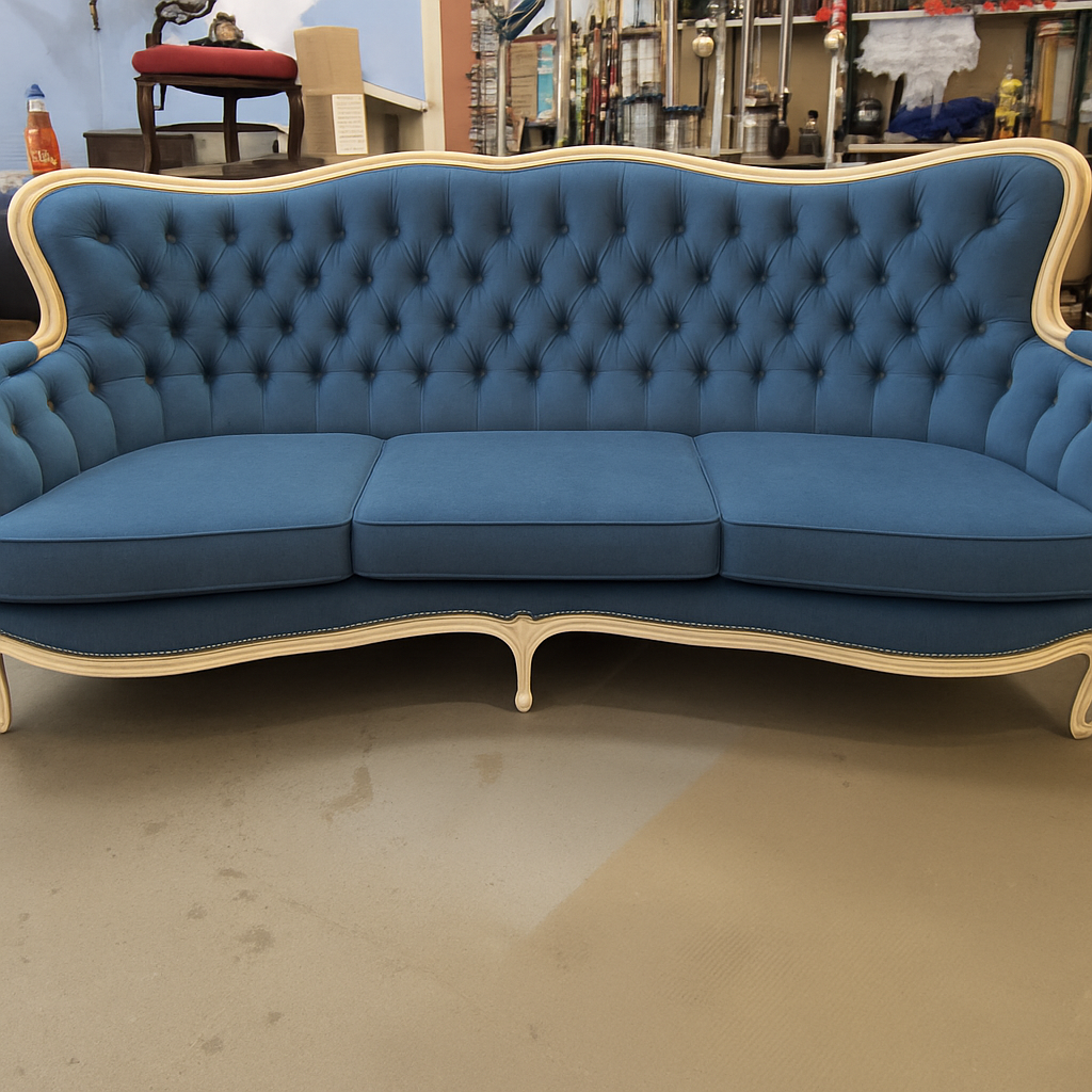 Canapé vintage style Louis XV capitonné en velours bleu, restauration tapissier - Rhô Déco Genève